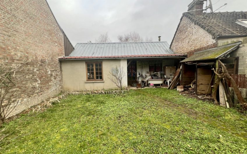 Maison en retrait de rue de plus de 185m2 jardin dépendance et garage