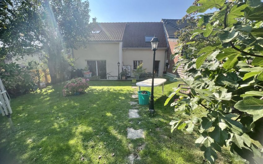 Maison de 110m2 2 chambres porche jardin dépendances et une maison à rénover de 55m2